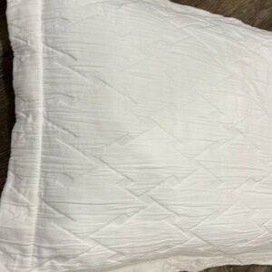 2 Like New Geometric Peacok Alley White Shams